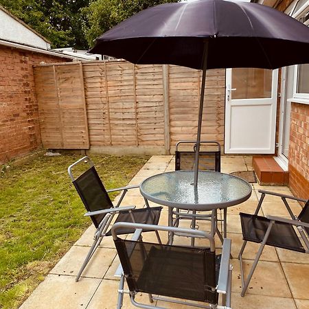 Modern 1-Bed Apt 30Min To Central London & Parking エクステリア 写真