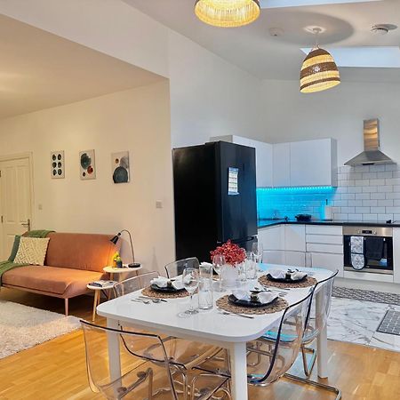 Modern 1-Bed Apt 30Min To Central London & Parking エクステリア 写真