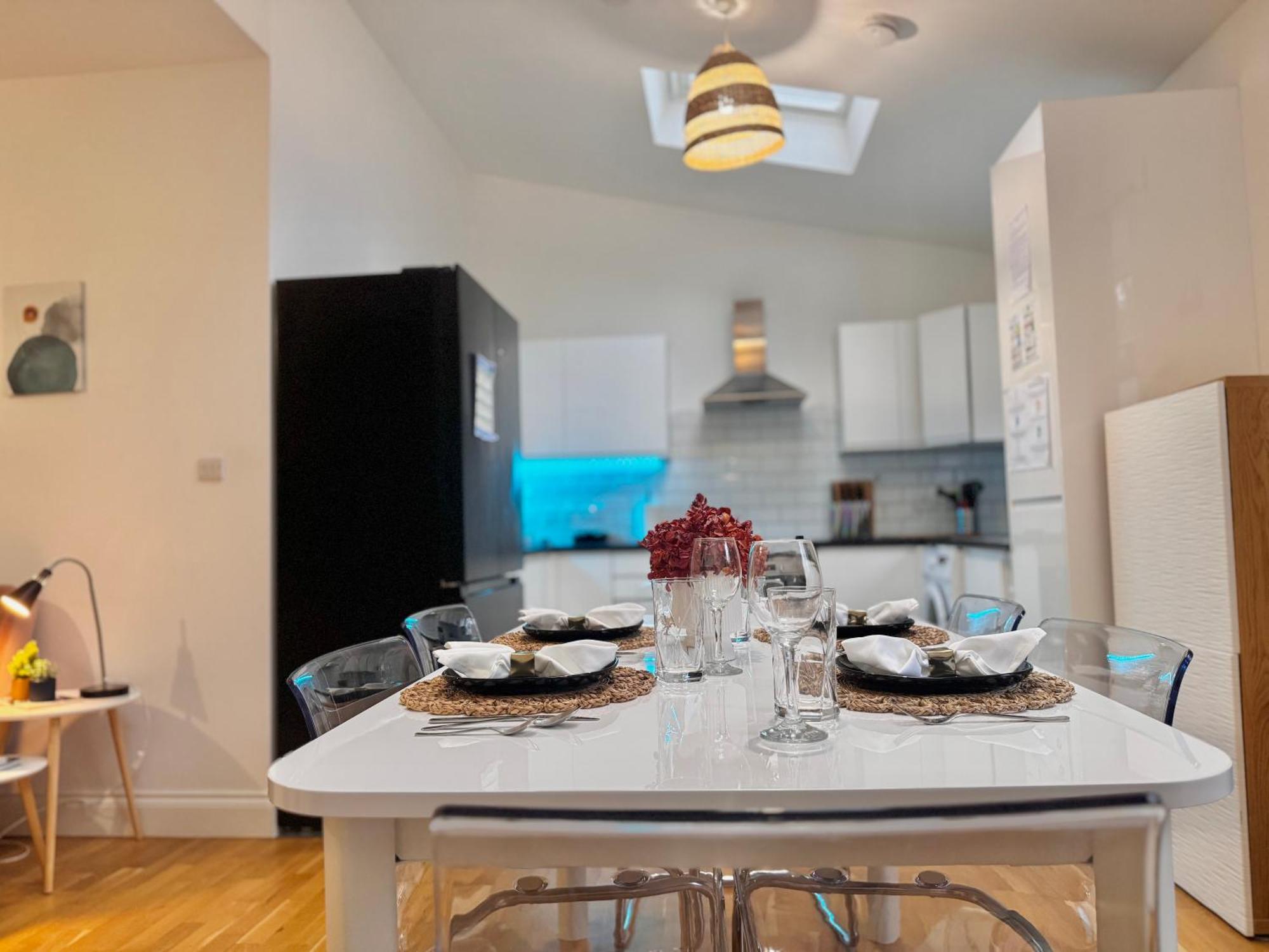 Modern 1-Bed Apt 30Min To Central London & Parking エクステリア 写真