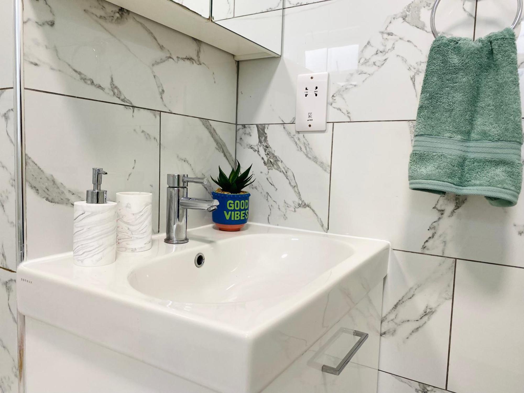Modern 1-Bed Apt 30Min To Central London & Parking エクステリア 写真