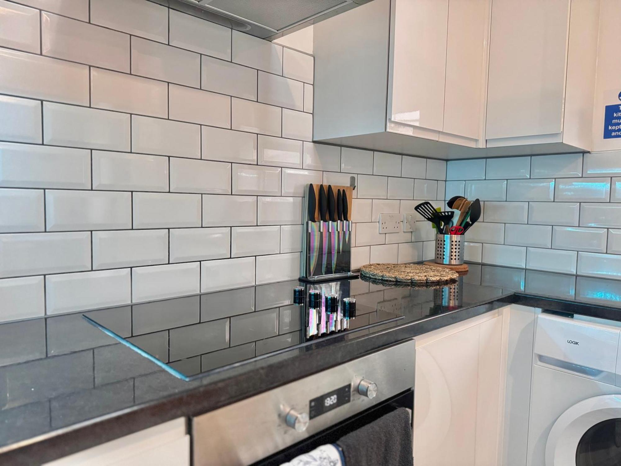 Modern 1-Bed Apt 30Min To Central London & Parking エクステリア 写真